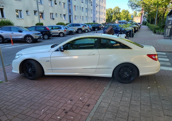 Mercedes-Benz Klasa E cena 56900 przebieg: 204000, rok produkcji 2010 z Gdańsk małe 232